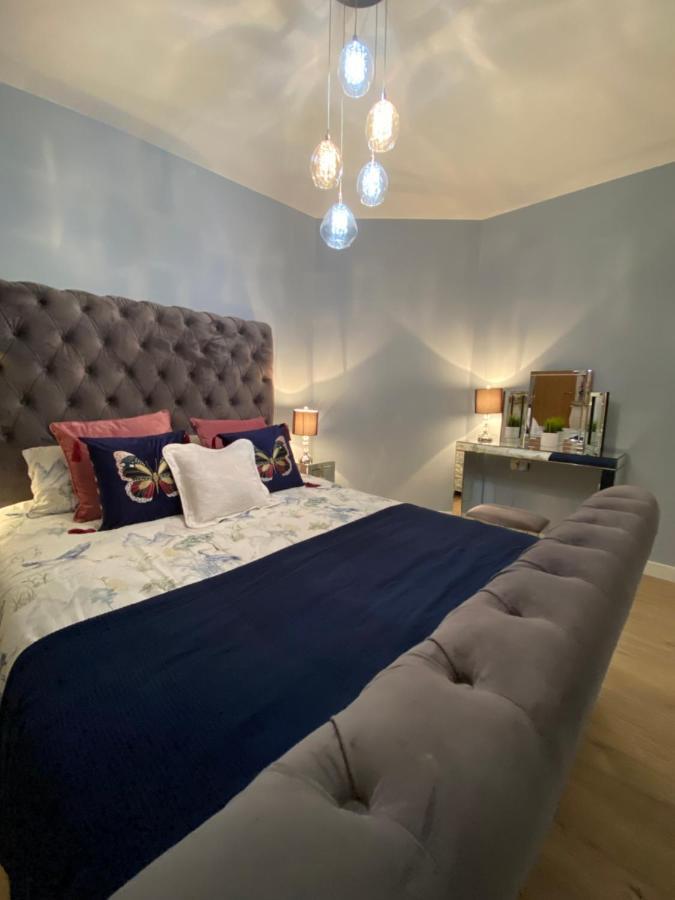 Lovely 3 Bed With Jacuzzi, Close To Airport, Driveway, Wifi Apartment Edinburgh Bagian luar foto