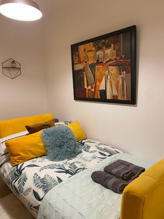 Lovely 3 Bed With Jacuzzi, Close To Airport, Driveway, Wifi Apartment Edinburgh Bagian luar foto