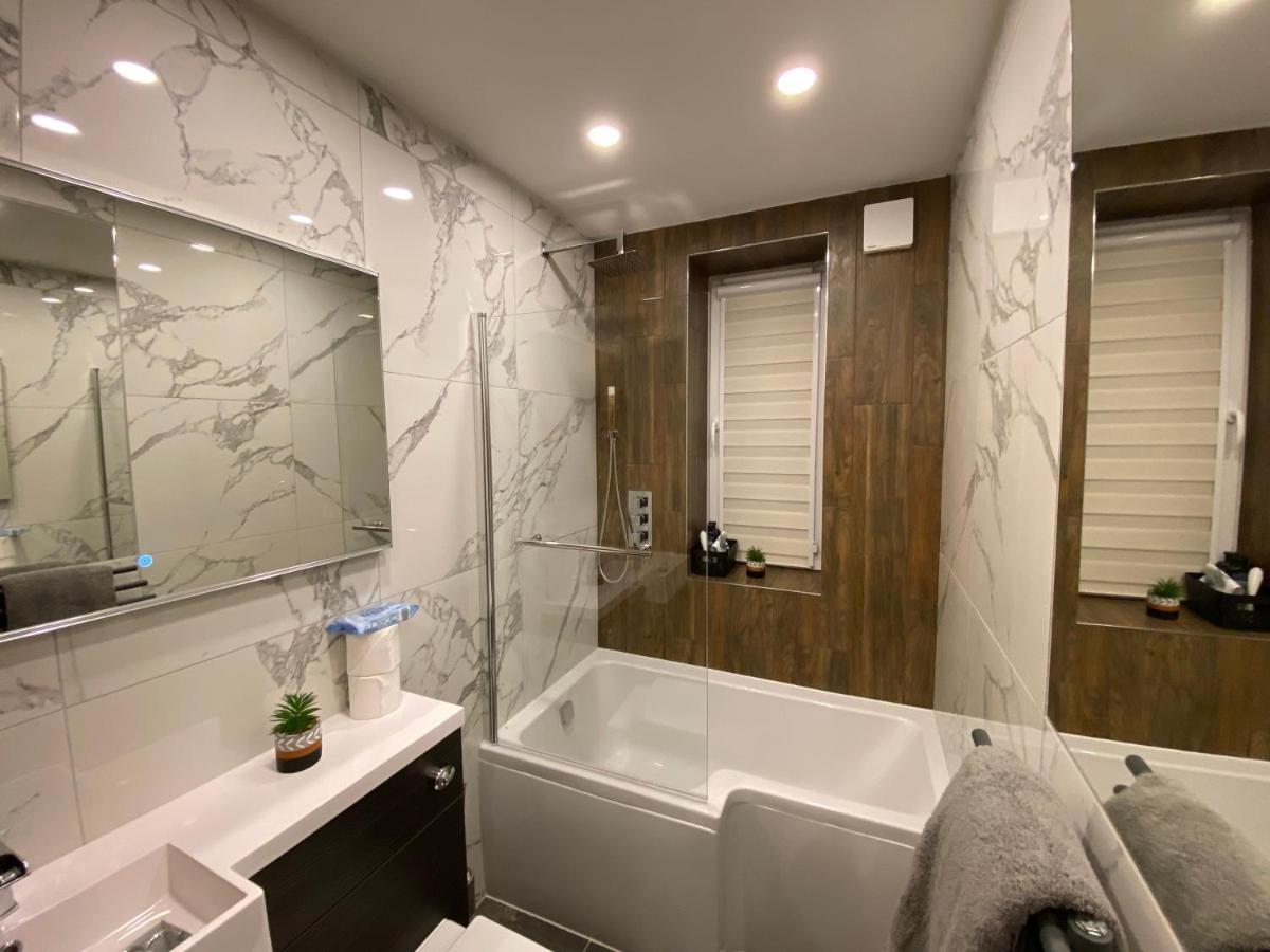 Lovely 3 Bed With Jacuzzi, Close To Airport, Driveway, Wifi Edinburgh Bagian luar foto