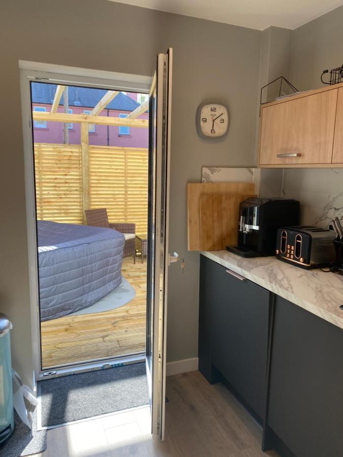 Lovely 3 Bed With Jacuzzi, Close To Airport, Driveway, Wifi Edinburgh Bagian luar foto